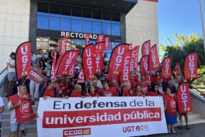 Concentración frente al Palacete contra el acuerdo UR-UNIR-Gobierno de La Rioja