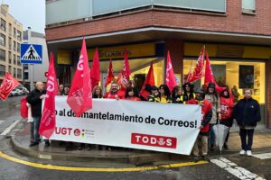 UGT Servicios Públicos se concentra en Lardero para denunciar los continuos incumplimientos de Correos con el Servicio Postal Universal