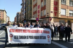 UGT guarda un minuto de silencio por el trabajador fallecido en Ábalos