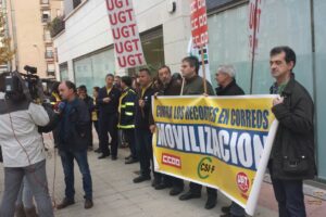 Trabajadores de Correos se concentran en contra de los recortes y la falta de negociación del Convenio Colectivo