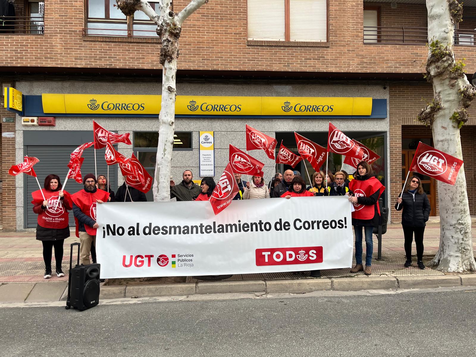 El Sector Postal de UGT se concentra en Santo Domingo para denunciar la falta de personal y el desmantelamiento de Correos en La Rioja