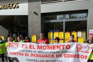 Delegados y delegadas de UGT y CCOO se encierran en Correos para denunciar las condiciones laborales de sus trabajadores