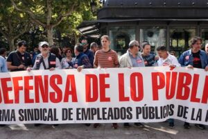 El personal penitenciario protesta ante la Delegación de Gobierno