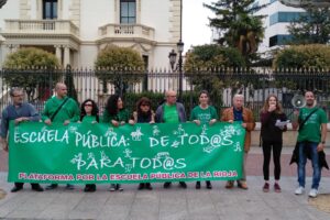 La Plataforma en defensa de la Escuela Pública se concentra en Logroño