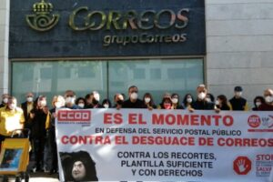 El personal de Correos se concentra y convoca una huelga en defensa del Servicio Postal Público